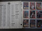 un livre ouvert sur lequel sont posées plusieurs cartes de basket
