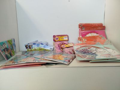 beaucoup de livres pour enfants posés sur une étagère