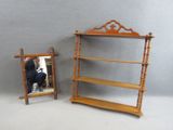 une étagère avec un miroir et une étagère avec un miroir