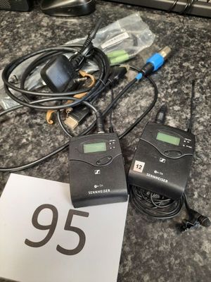 deux microphones et un clavier posés sur le comptoir