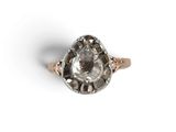 gros plan d'une bague en diamant sur une surface blanche