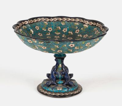 LONGWY Coupe à décor floral. Le piedouche orné d'animaux fan…