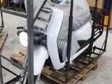 un scooter posé sur une palette dans un entrepôt