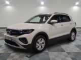Le SUV Volkswagen blanc est garé dans une pièce dont le sol est en damier.