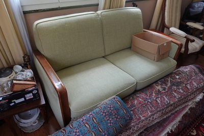 un canapé sur lequel se trouve une boîte, dans un salon