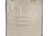 une photo d'un matelas emballé et prêt à être expédié
