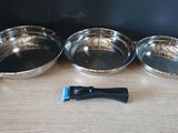 trois bols et un rasoir sur la table