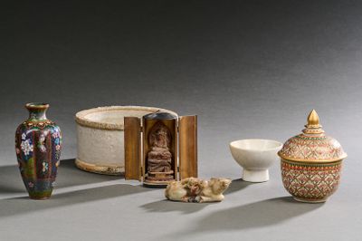 de nombreux types de vases et de bols sur la table