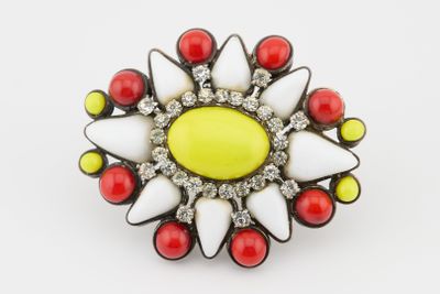 Marcel Gripoix pour Chanel Broche ovale circa 1996 En métal …