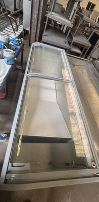 une porte vitrée située au milieu d'un tapis roulant dans une usine