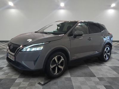 Le SUV Nissan QX est garé sur un sol en carrelage à damier.