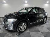 un SUV Volkswagen noir garé dans un garage au sol carrelé
