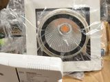 une boîte contenant un micro-ondes et un four à micro-ondes
