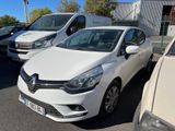 La voiture blanche est garée à côté d'autres voitures sur le parking.