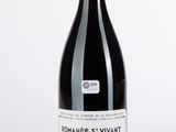 une bouteille de vin posée sur une table