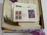 une boîte remplie de timbres et d'enveloppes posée sur une table