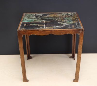 une vieille table en bois avec un plateau en marbre, posée sur un plan de travail blanc