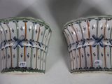 une paire de vases décoratifs ornés de motifs bleus et verts