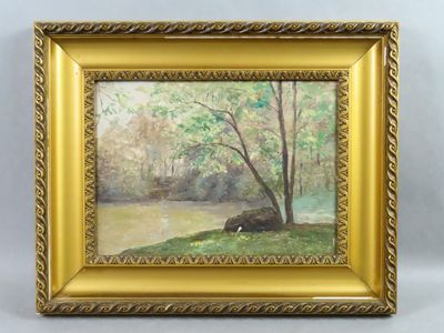une image représentant un tableau représentant une rivière et des arbres, dans un cadre doré