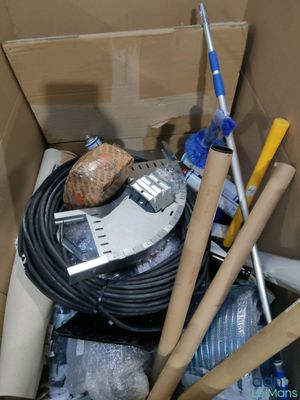 une boîte remplie d'outils qui s'y trouvent