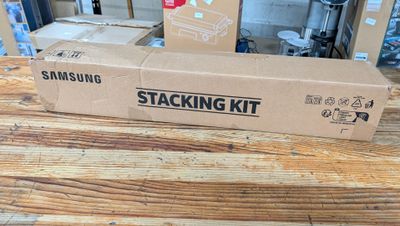 une boîte en carton posée sur une table en bois