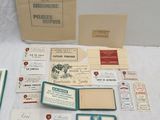 un grand nombre d'objets posés sur une table