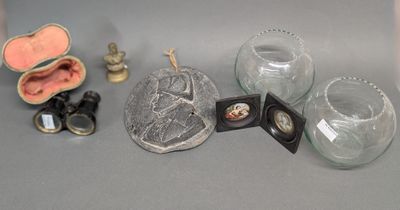 de nombreux objets différents posés sur une table