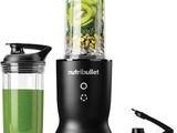 un mixeur contenant un liquide vert