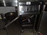 une image d'une cuisine avec une cuisinière et un réfrigérateur