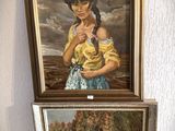 tableau représentant une femme tenant un bébé dans ses bras, à côté d'un tableau représentant une femme tenant un bébé