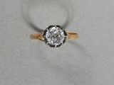 gros plan d'une bague en diamant sur une surface blanche