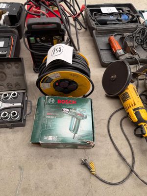 un grand nombre d'outils posés à même le sol