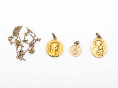 un ensemble composé de trois médailles d'or et d'argent et d'une chaîne