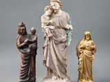trois statues représentant Jésus, Marie et une femme tenant un enfant dans ses bras