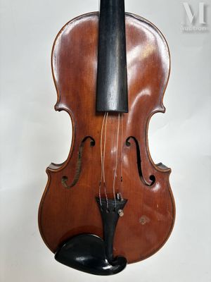 un vieux violon avec un archet noir sur fond blanc