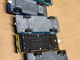 quatre appareils électroniques posés les uns à côté des autres sur une table