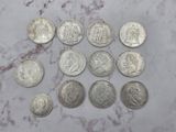 six types différents de pièces d'argent posées sur une surface en marbre