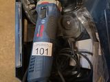 une boîte bleue contenant des outils sur le sol