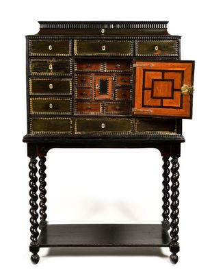 une table noire avec un plateau en bois et des tiroirs