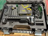 une boîte à outils avec des outils à l'intérieur sur une table
