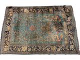 un tapis bleu à motifs floraux