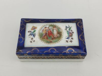 une boîte bleue et blanche sur laquelle est peinte une image