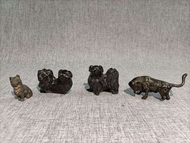 Quatre sujets animaliers de vitrine métal et divers. Accidents et