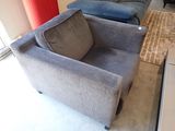 un canapé et un fauteuil dans un salon