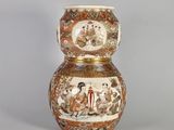 un vase avec l'image d'un homme et d'une femme dessus