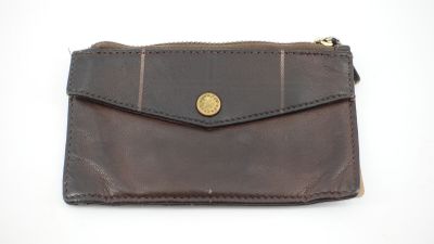 portefeuille en cuir marron avec bouton doré et fermeture à glissière
