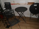 deux chaises et une table dans le coin d'une pièce