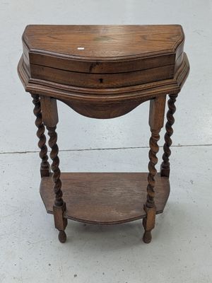 une petite table en bois surmontée d'un tiroir