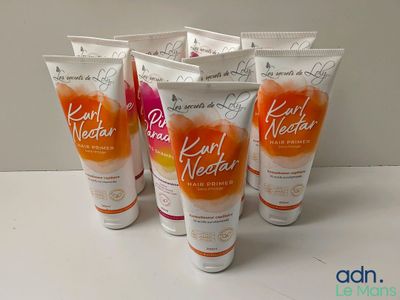 quatre tubes de crème pour les mains posés sur une table