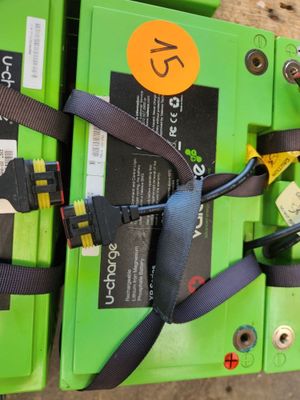 deux batteries reliées entre elles au sol